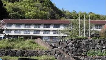 緑に囲まれた建物