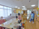 明るく広々とした介護施設の休憩室