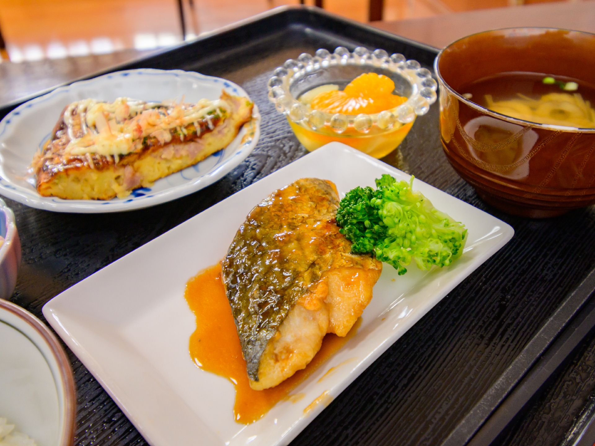 さまざまなおかずの並んだ食事