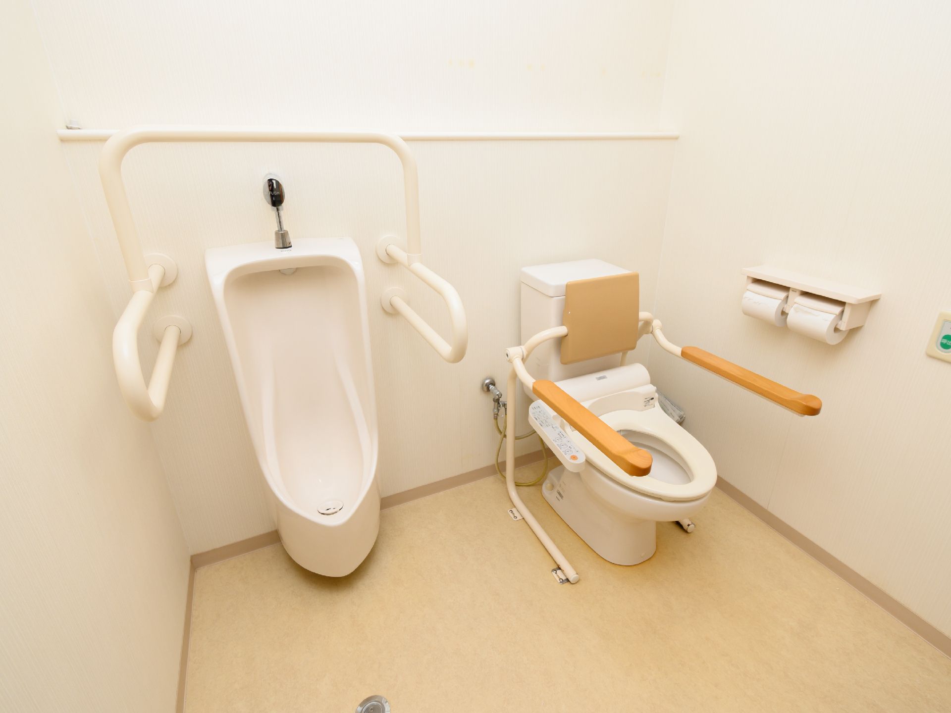 手すりが設置されているトイレ