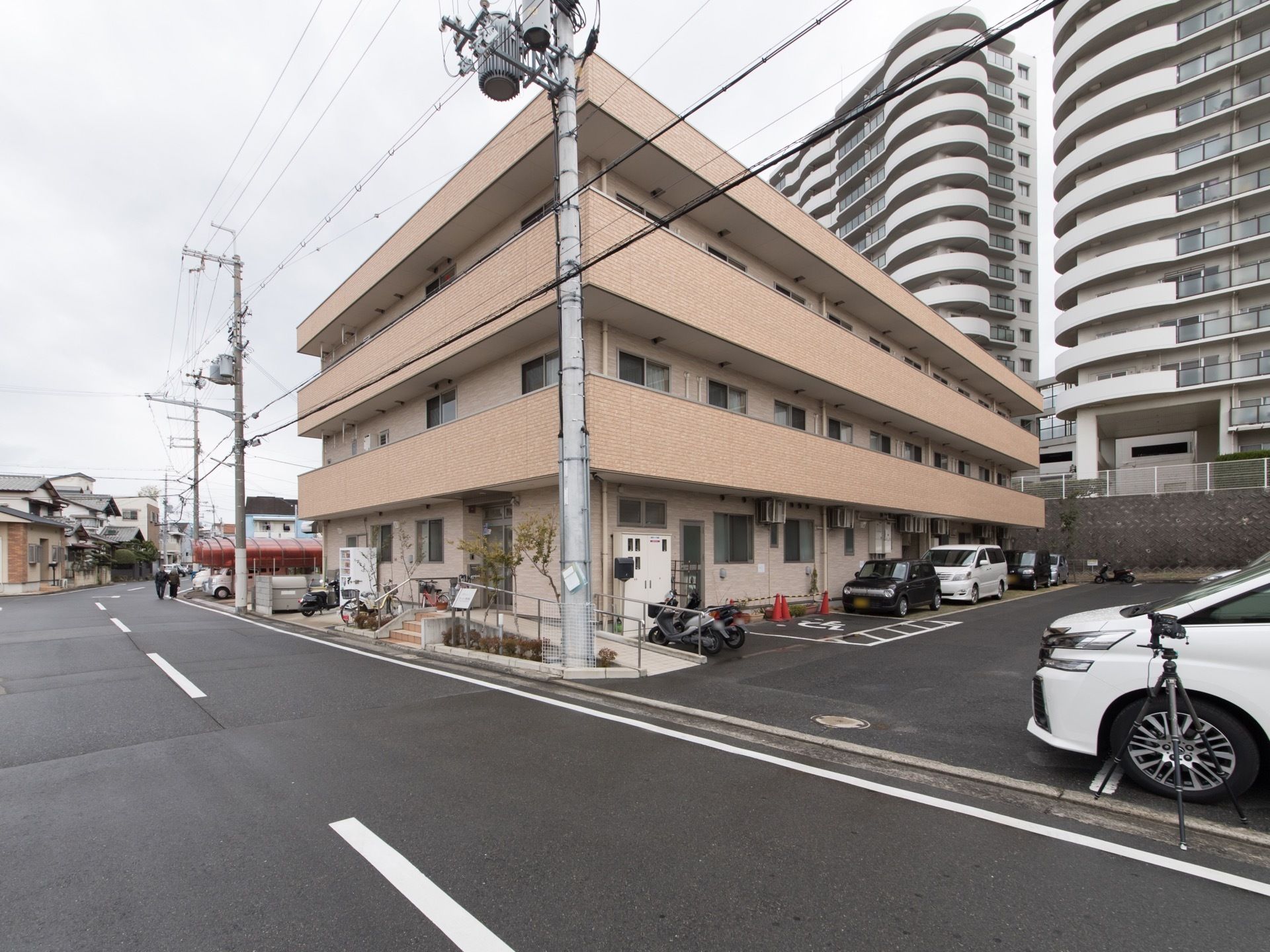 住宅地の真ん中にあり静かな環境でありながら、コンビニやちょっとした公園が近くにあり大変利便性の良い立地にある。
