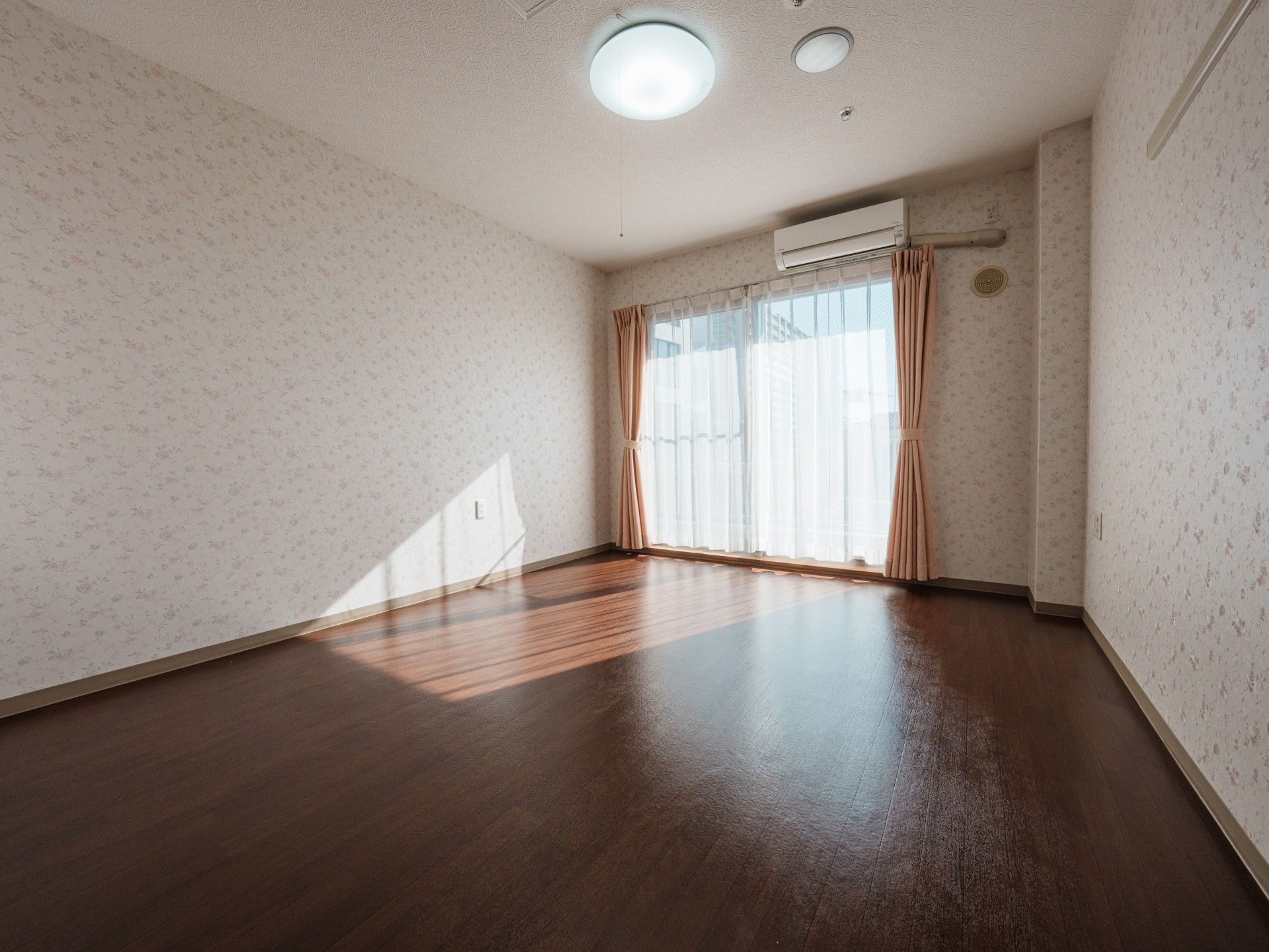日差しが差し込む部屋
