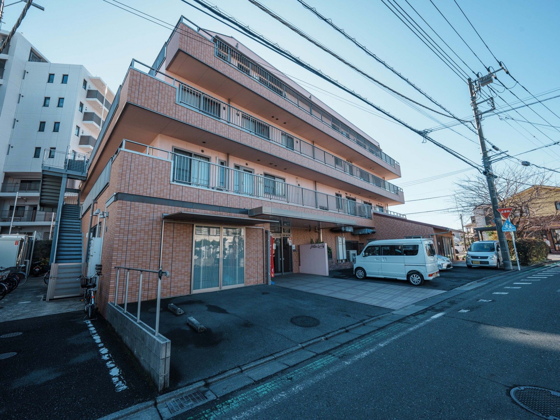 落ち着いた外観の建物