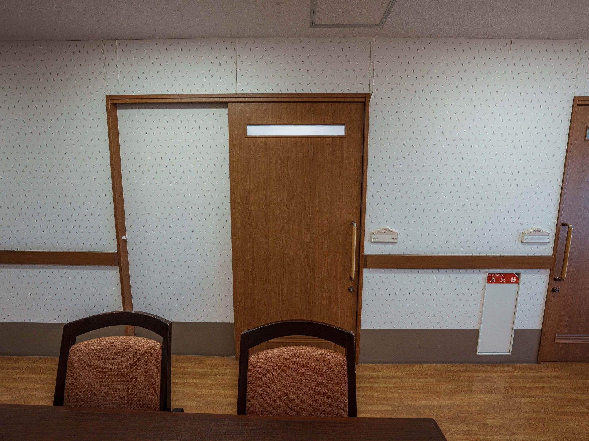 木製の引き戸と椅子