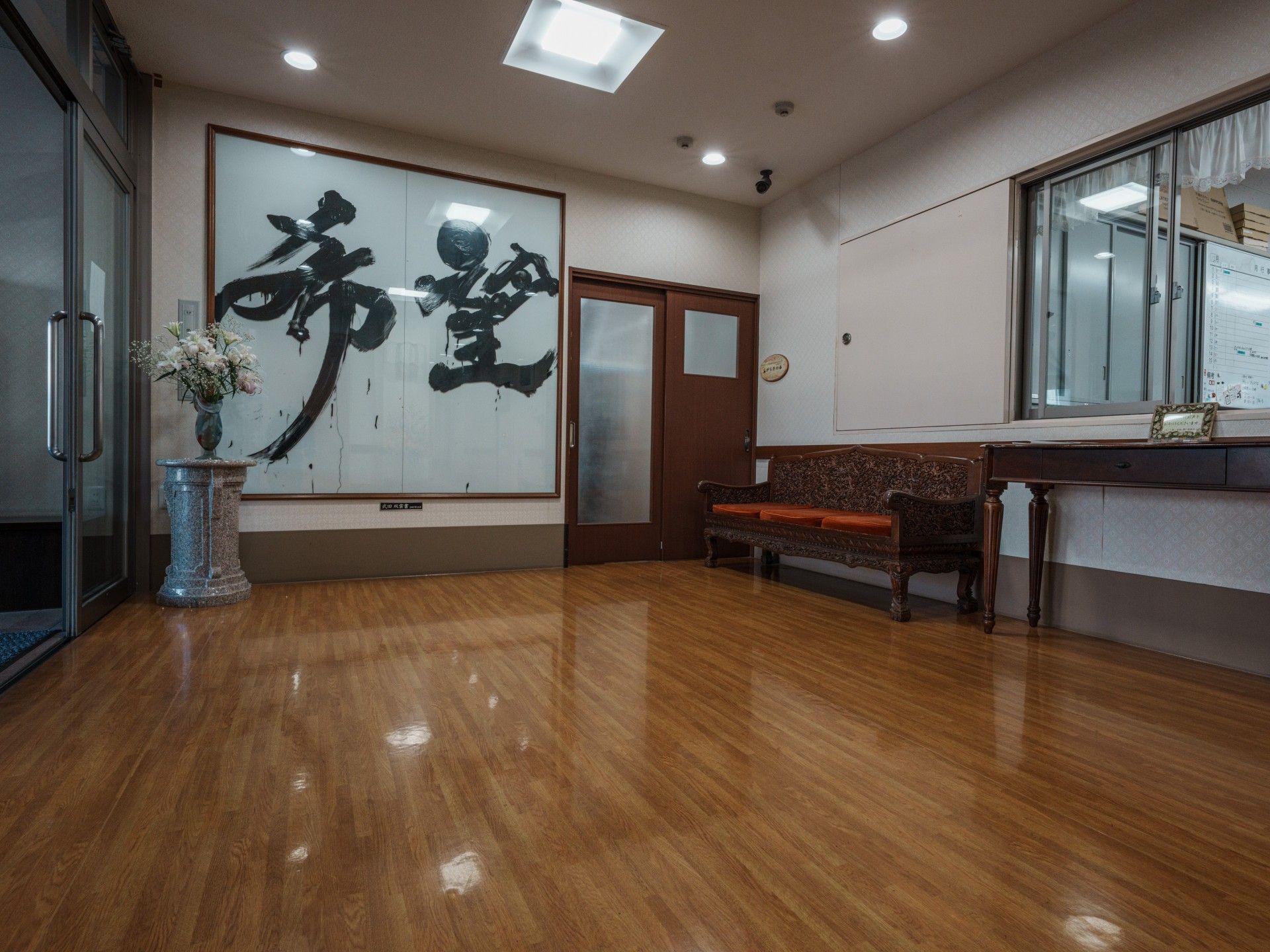 落ち着いた雰囲気のエントランス