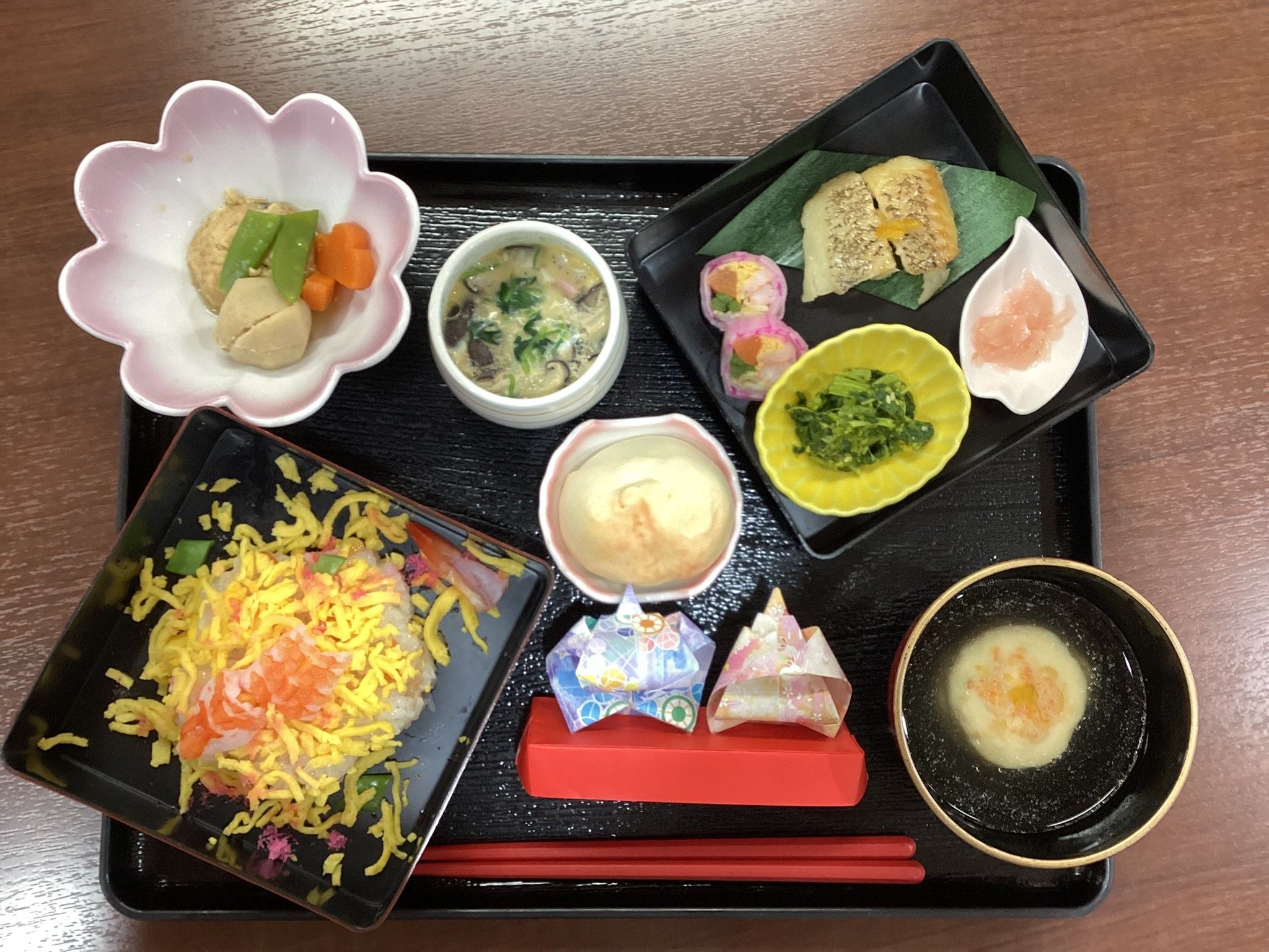 彩り豊かな食事の膳