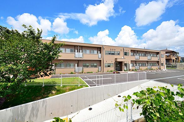 広々とした明るい施設外観
