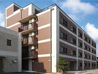 重厚感があるどっしりとした造り。ブラウン系の落ち着いた雰囲気で各フロアにベランダもある。