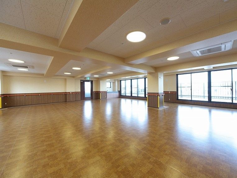 手すりが付いた共有スペースは広く家具などはまだ置かれていない。