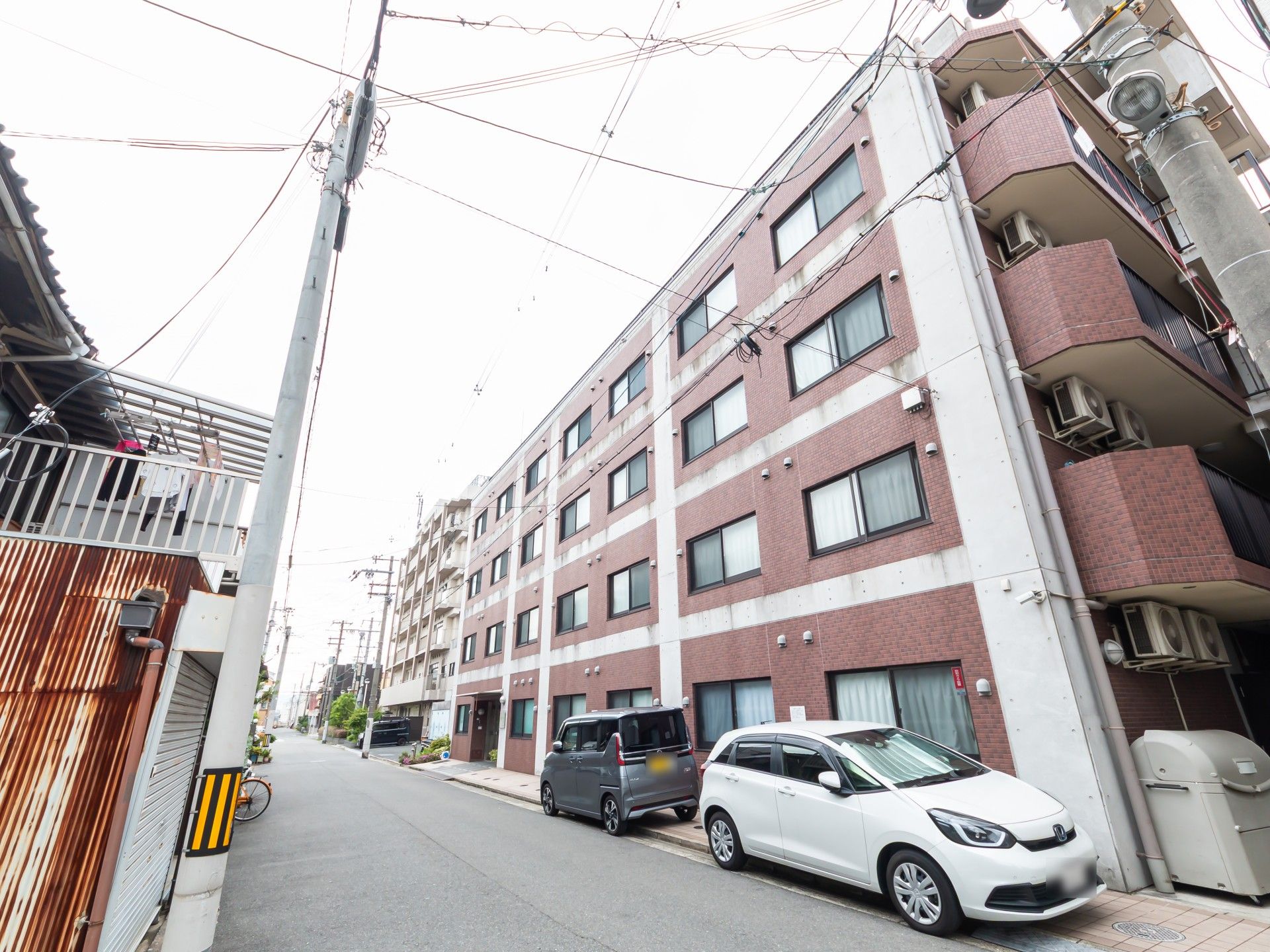 落ち着いた外観の建物