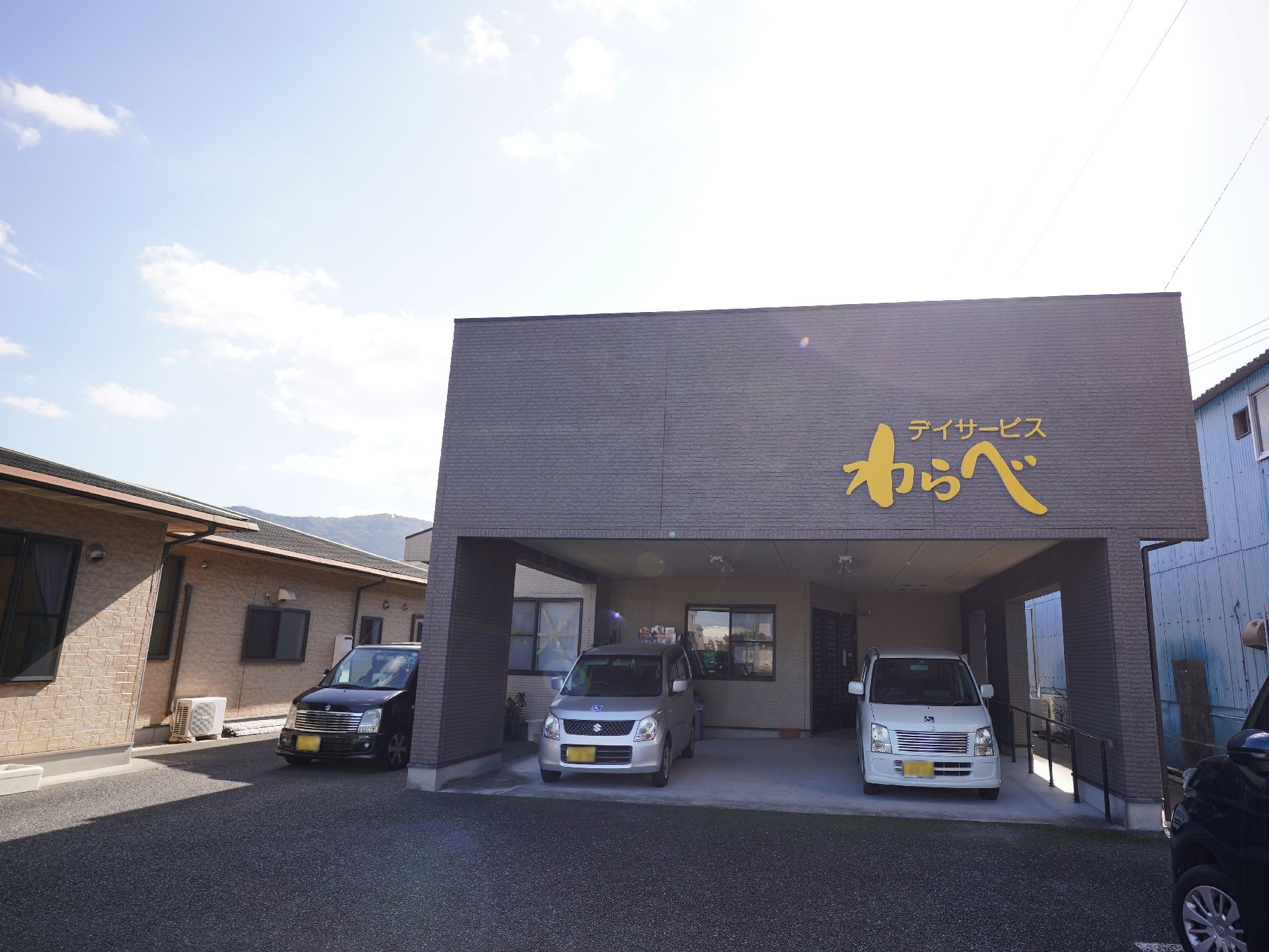 駐車場が設置された施設外観
