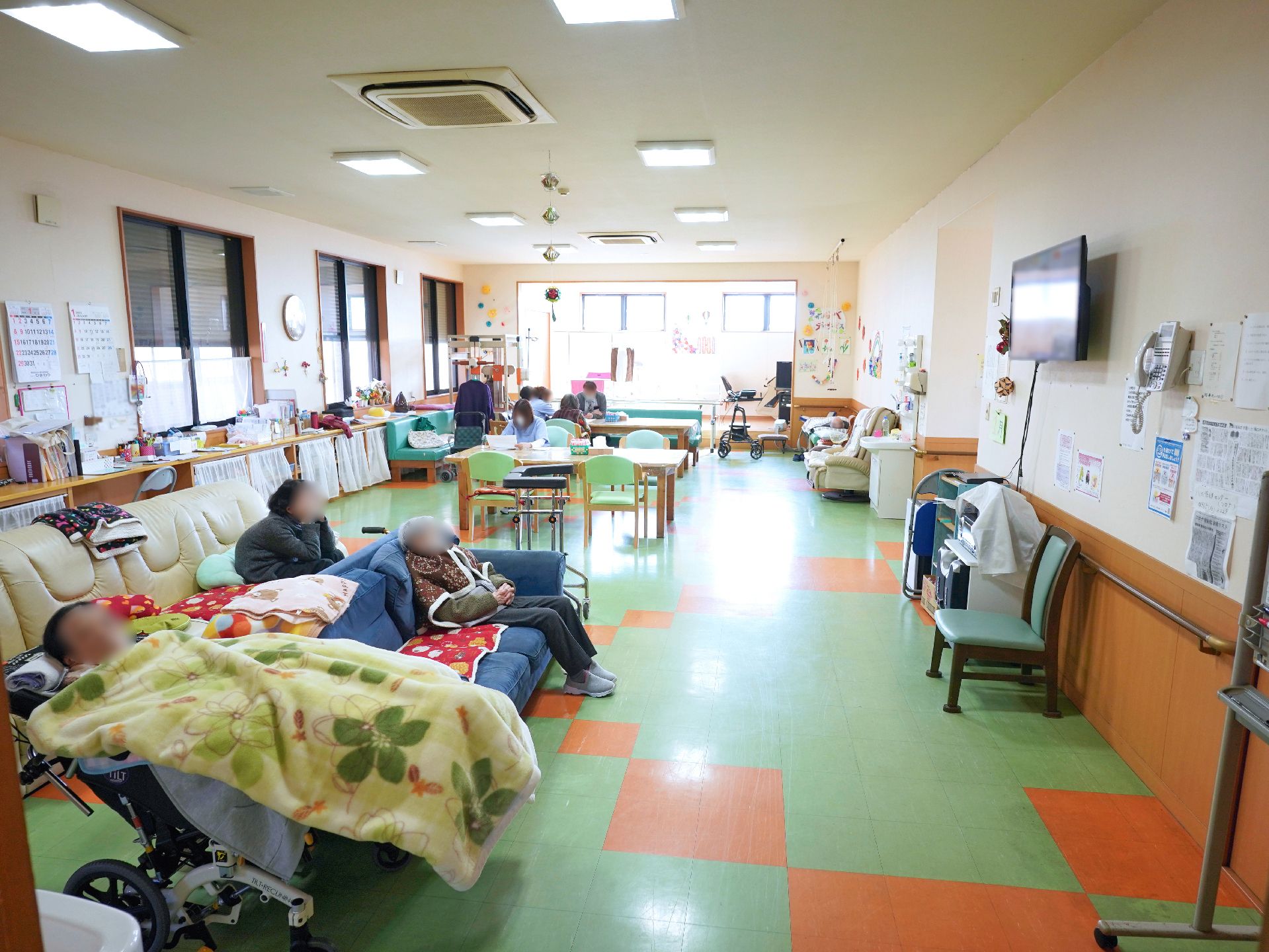 テレビが設置された共有スペース