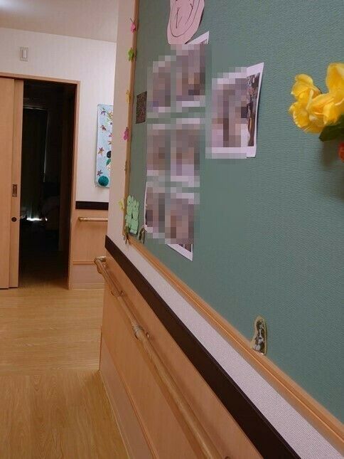 施設内の共有スペース内に写真や季節の飾りつけがある様子。廊下にある飾りつけ