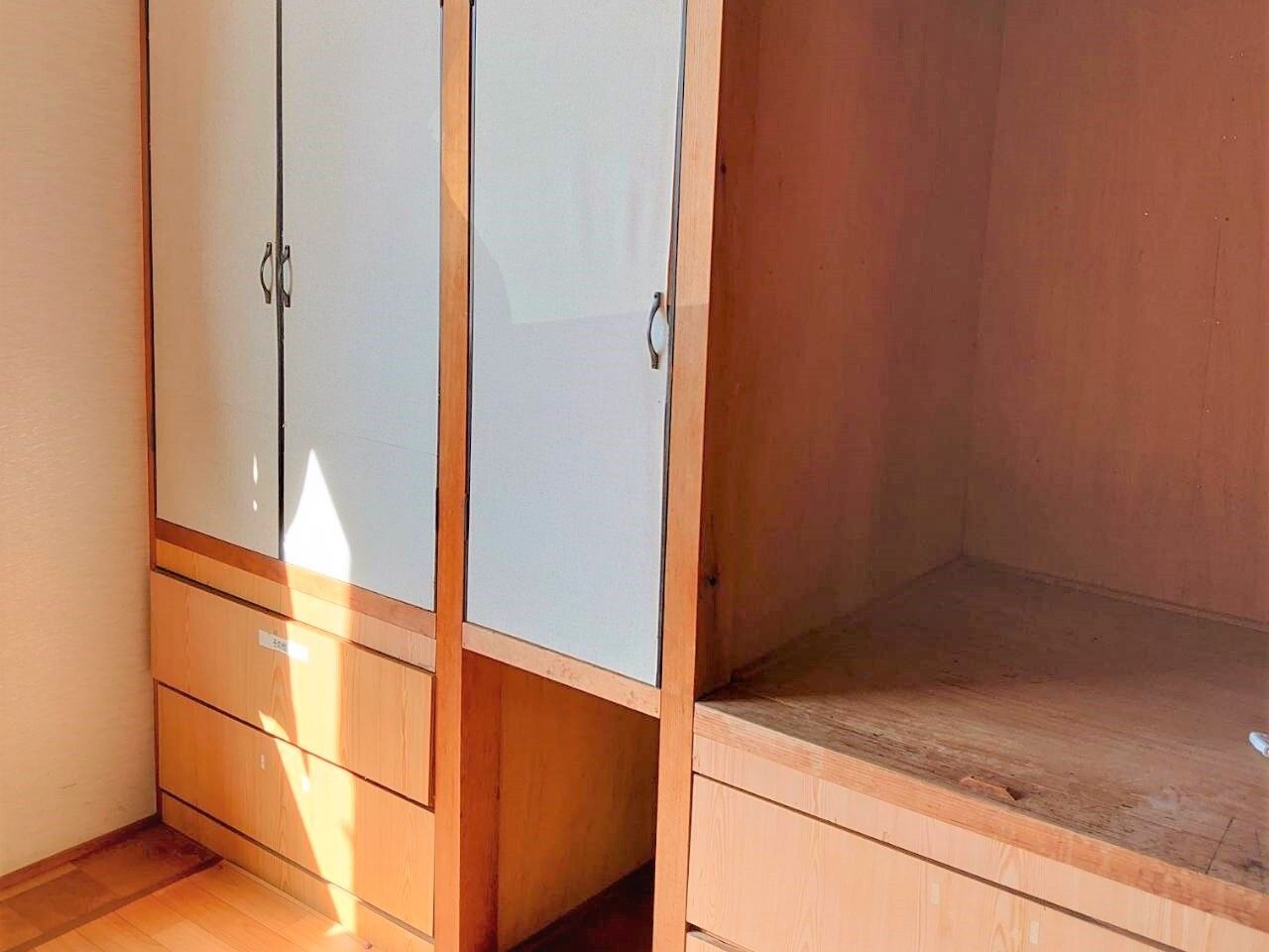 小さな窓がついた施設内の部屋の様子。利用者が住むためのワンルームの部屋