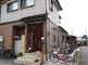 住宅街の交差点と家々