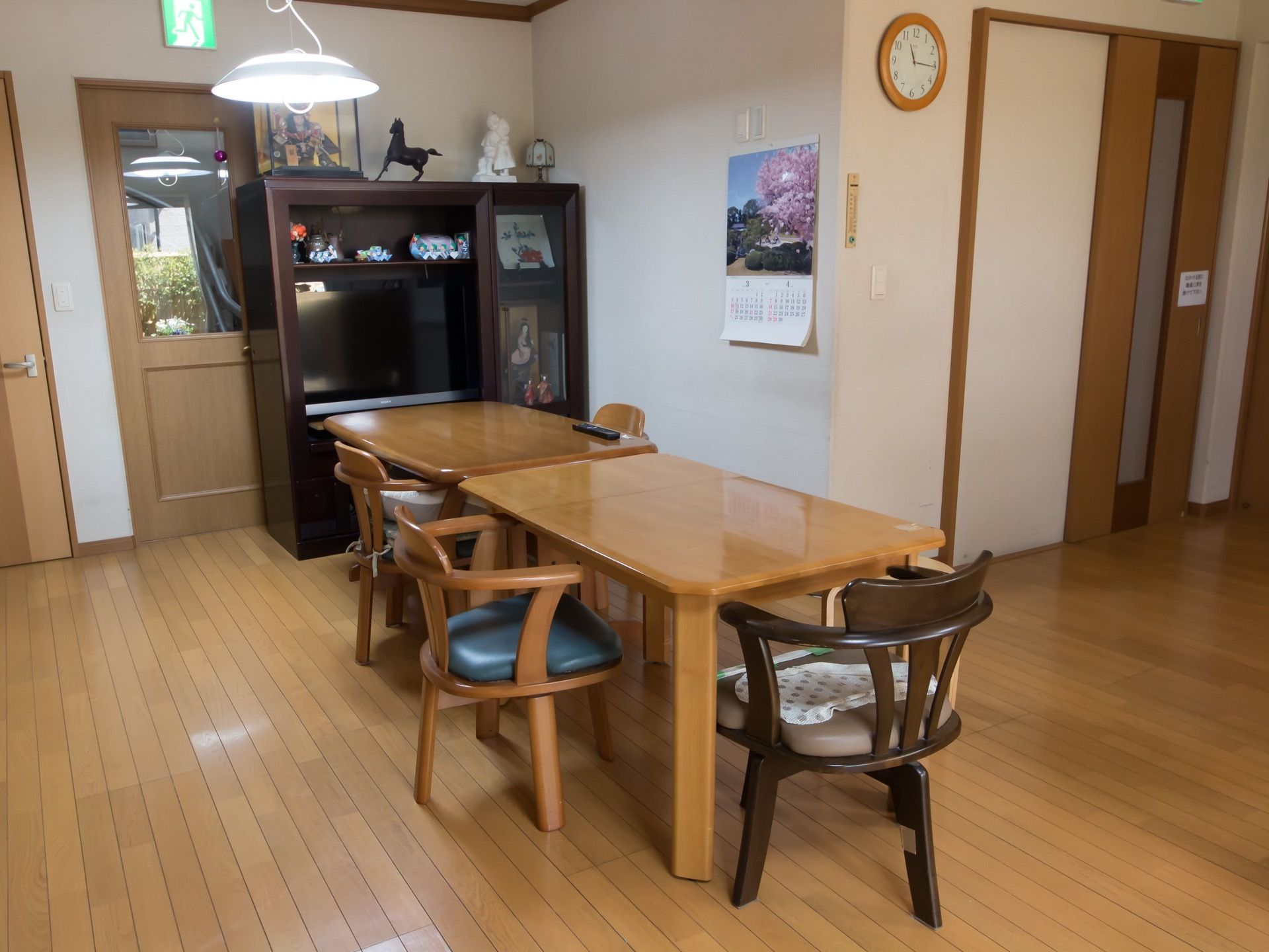 アットホームな雰囲気の空間になっている。テーブルセットが置かれており、テレビボードにはテレビが設置されている。小物が飾られている。