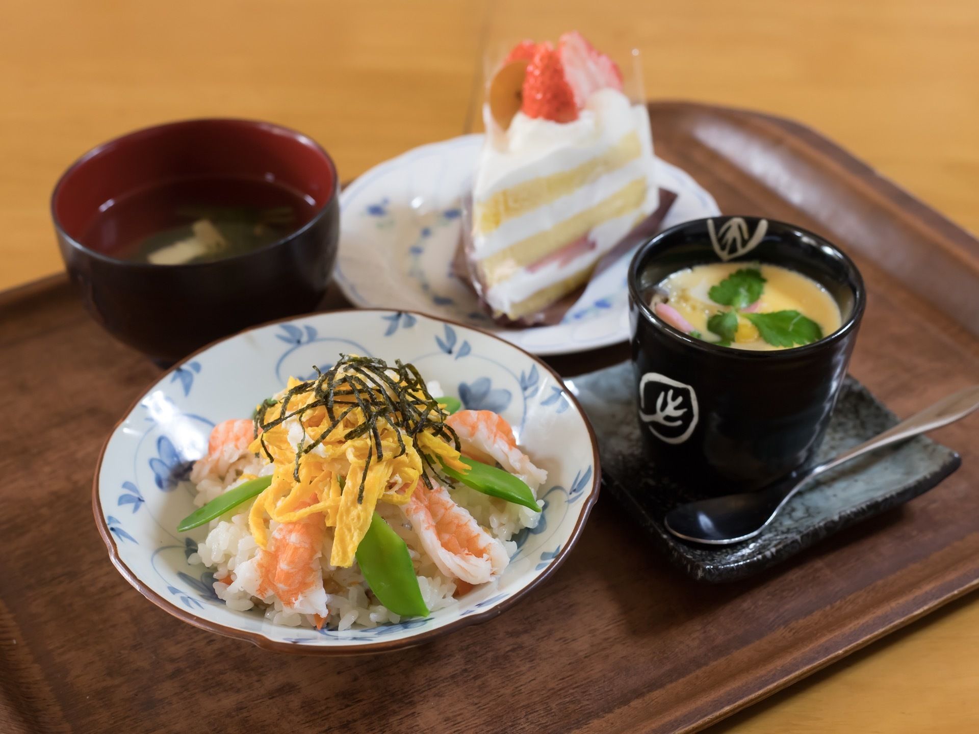 ちらし寿司、茶わん蒸し、お吸い物、デザートにケーキが用意されている。四季折々の豊富なメニューを楽しめる。
