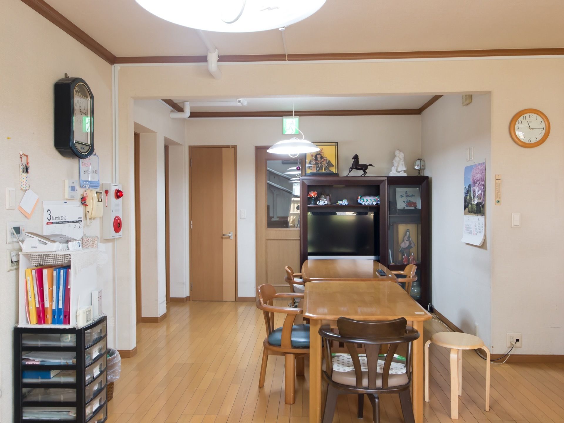 広々としたスペースにテーブルセットが用意されている。テレビが設置されており、テレビ台には小物が飾られている。