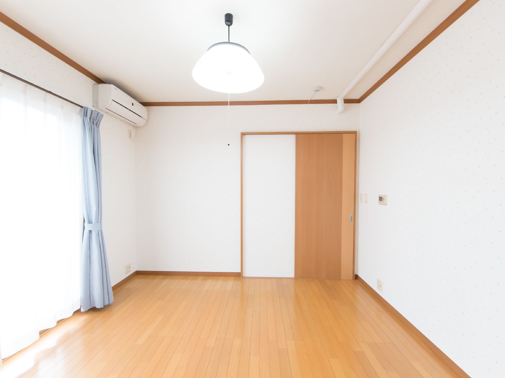 トイレや洗面台、クローゼットが設置され、家庭的な雰囲気の居室