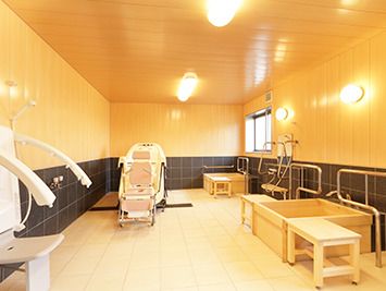 右側には一人用の浴槽が二つ設置され、それぞれ両サイドにベンチが付き、座ってシャワーができる設備やチェア浴もある。