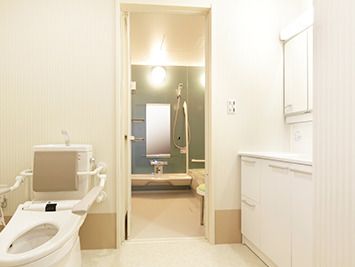 呼び出しボタンが付いた浴室にはシャワーもあり、脱衣所となる場所には洗面所とトイレが付いている。