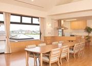 明るい食事スペース