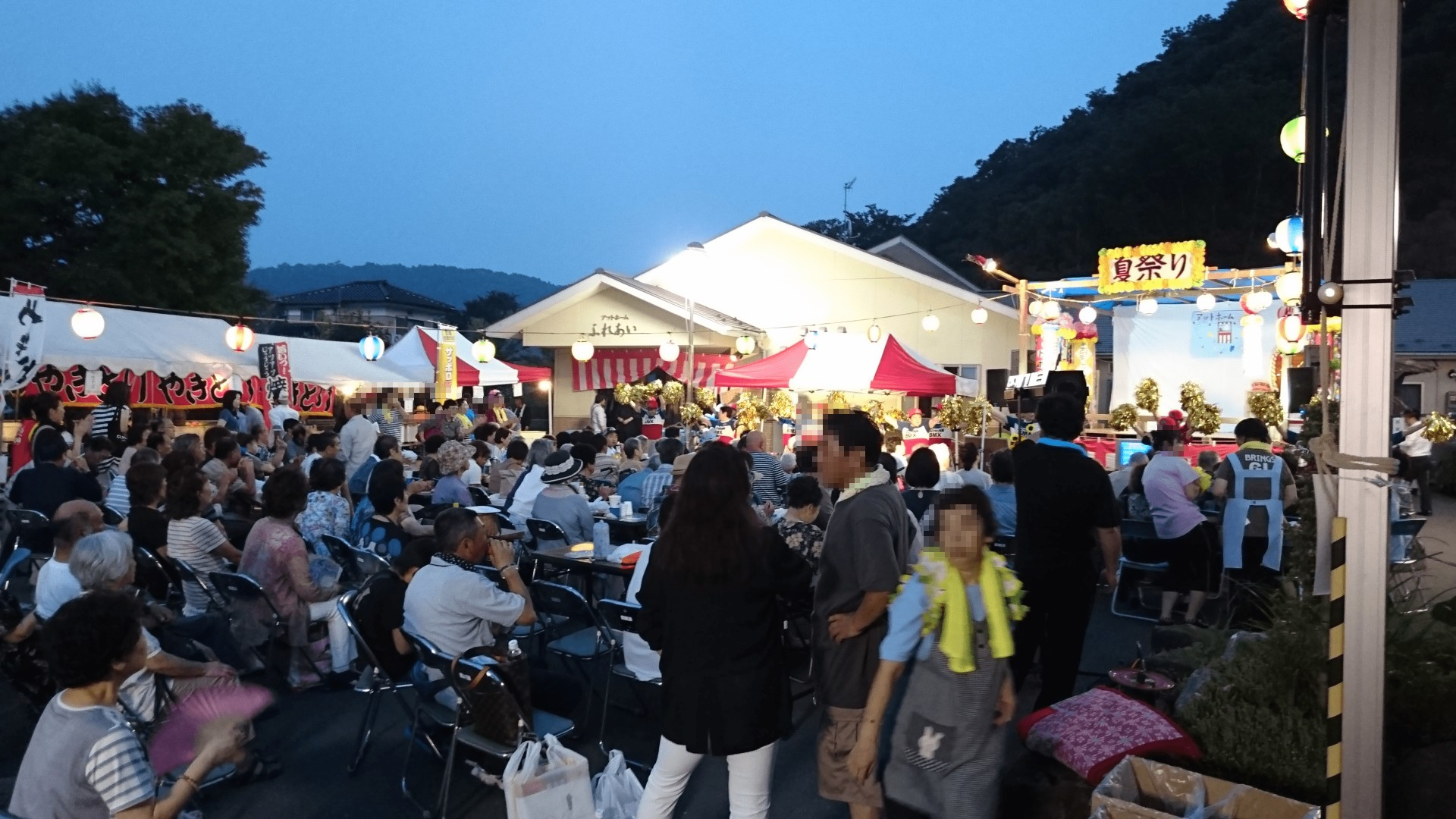 夕暮れ時の屋外イベント