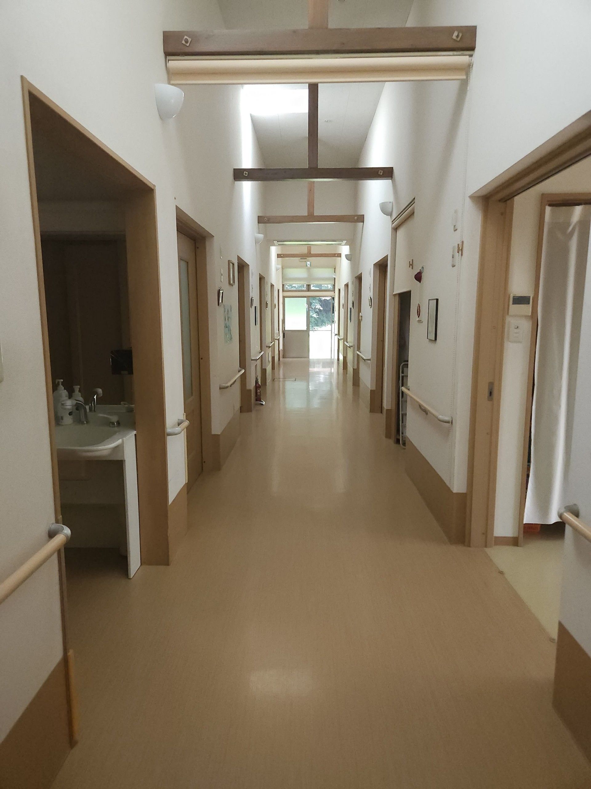 明るく広々とした廊下