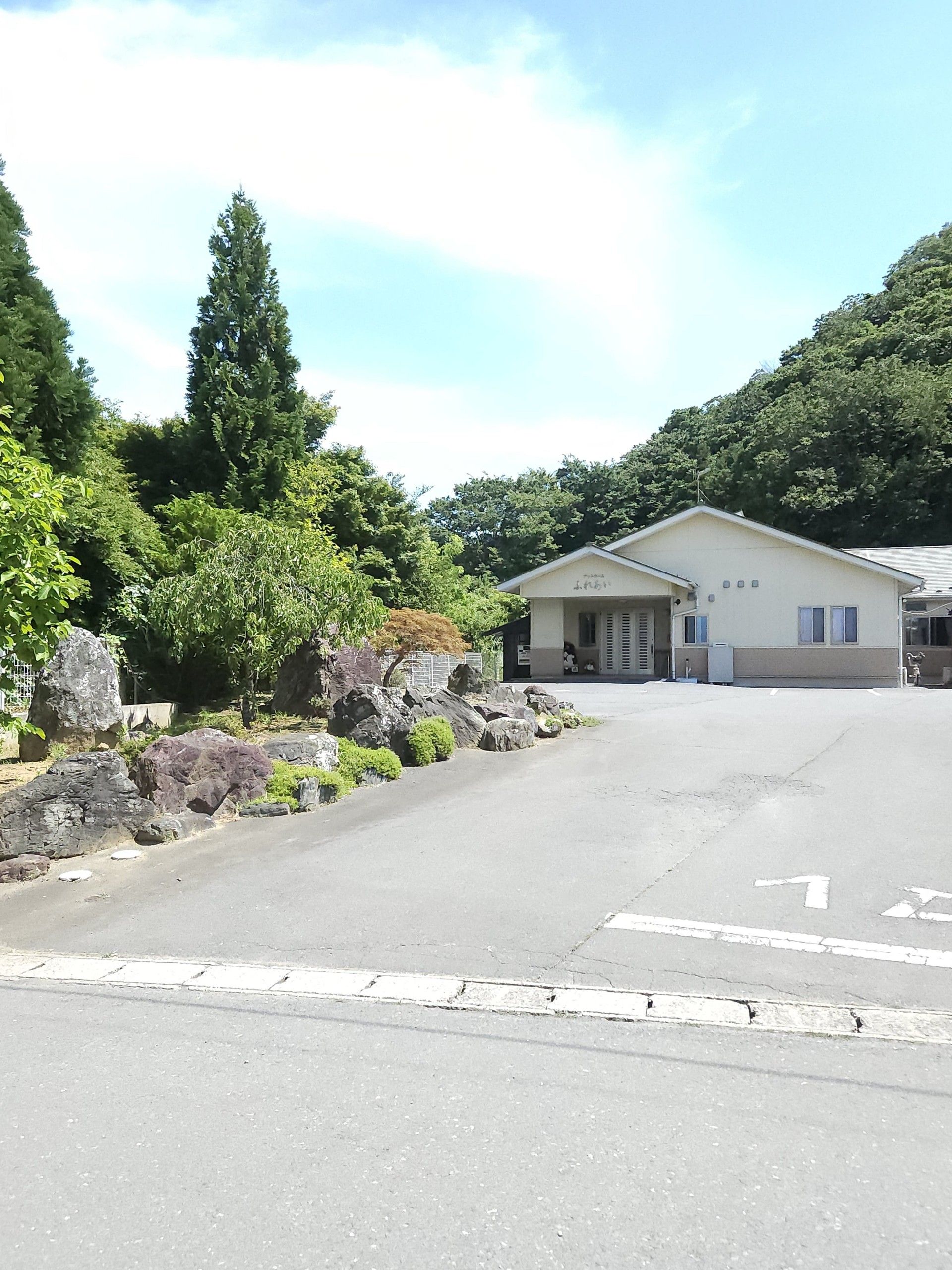 緑豊かな施設入口