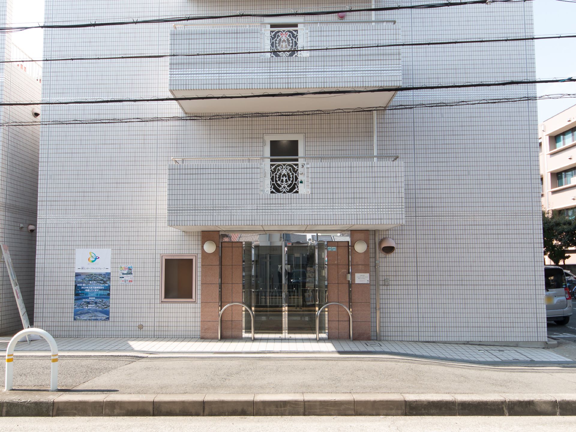 玄関周りの茶色やシルバー色の色遣いが特徴的な施設である。玄関の横にはカラフルなロゴとともに施設名称か書かれた看板が掲示されている。