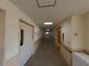 明るい廊下と窓際のスペース