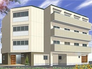 ベージュ系の４階建ての建物。各フロアにベランダが付き、玄関前には木が植えられている。