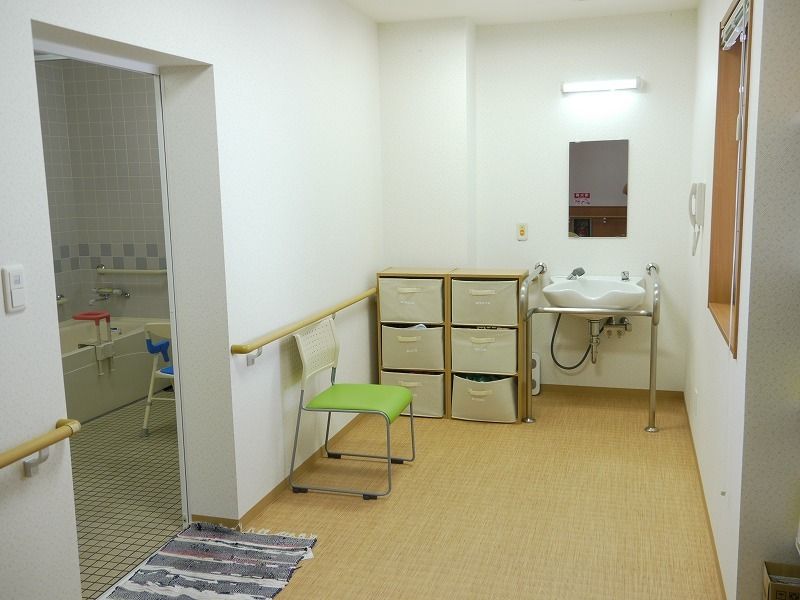 脱衣所は広く、鏡付きの洗面所やいす、電話などが設置されている。