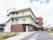 ３階建ての施設である。駐車場に消防活動用のスペースが設けられている。建物の端に、併設のクリニックがあり、入口ドアにネームが記載されている。