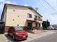 屋根付き駐車場のある施設外観
