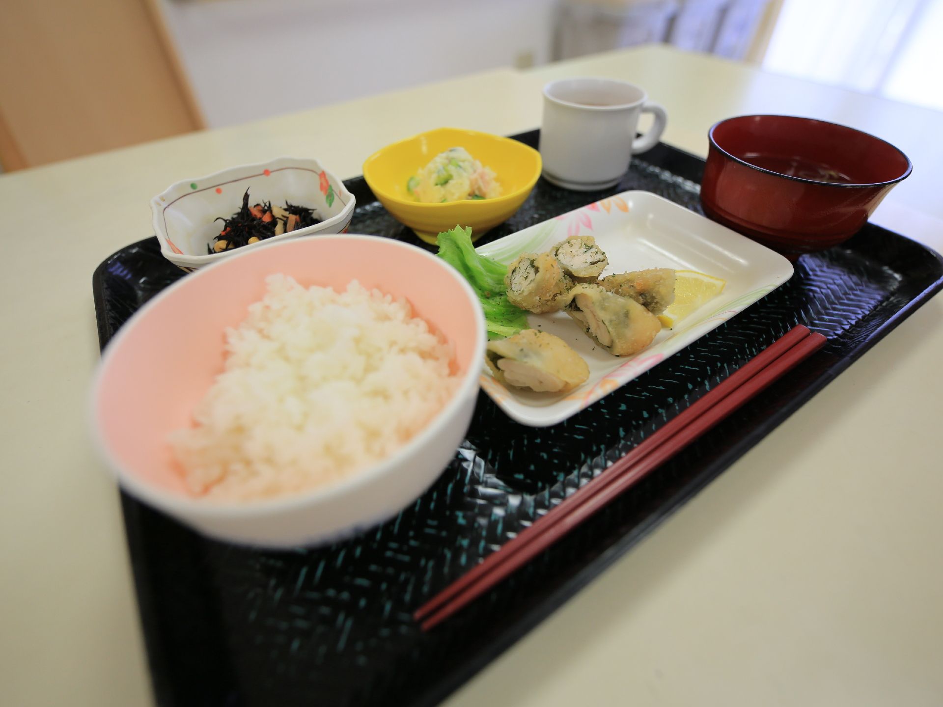 ご飯に3品のおかず、お吸い物が並ぶ栄養バランスの取れたお食事