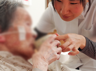 優しい介助の様子