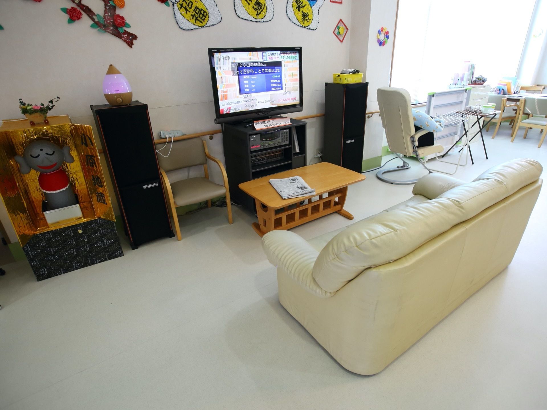 大きな窓が備え付けられた、日当たりのいい共有リビングである。壁側にテレビが置かれ、テーブルやソファも設置されている。
