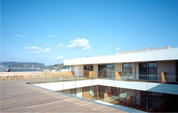 木造風2階建ての建物
