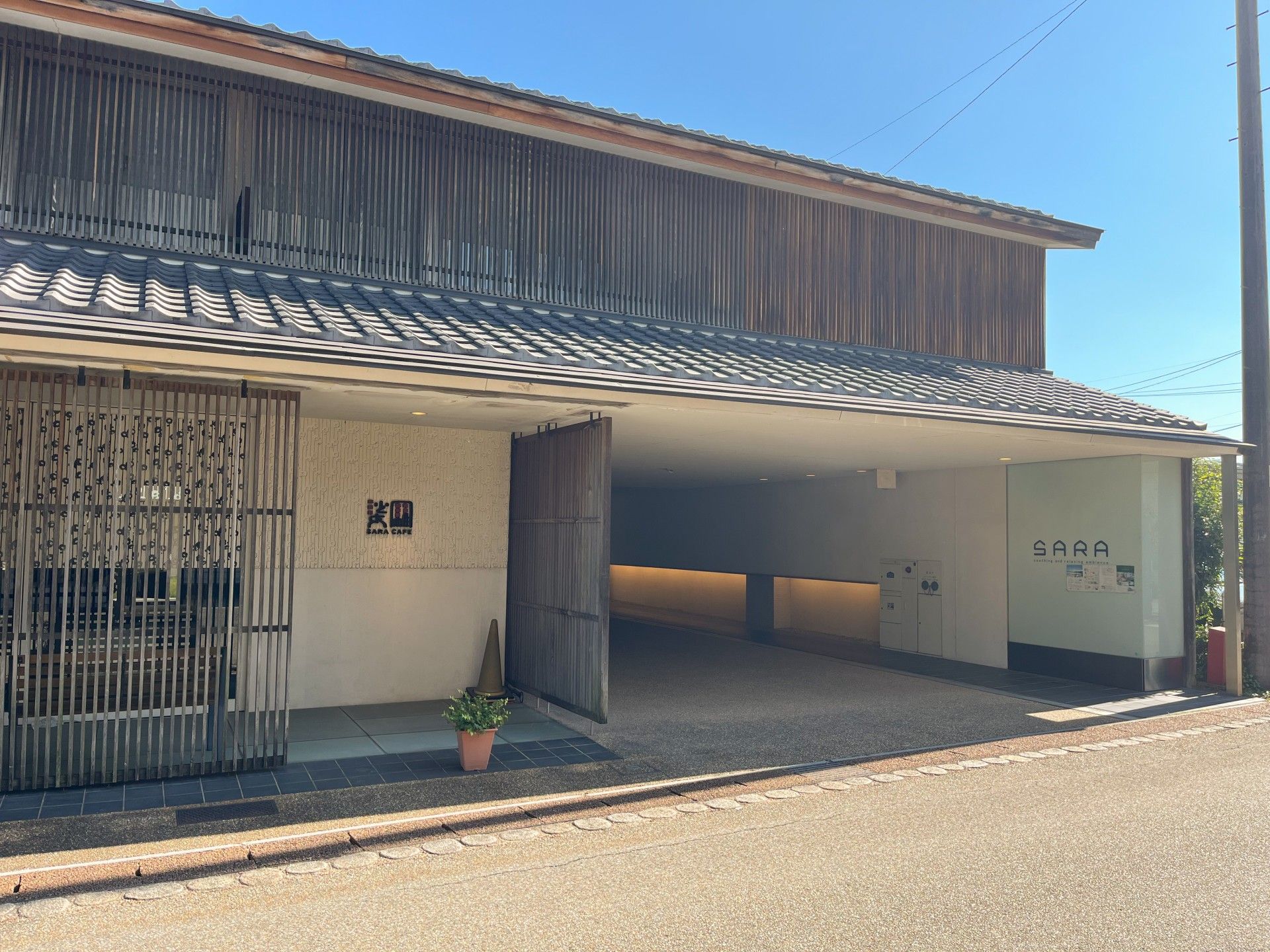 瓦屋根の2階建ての外観