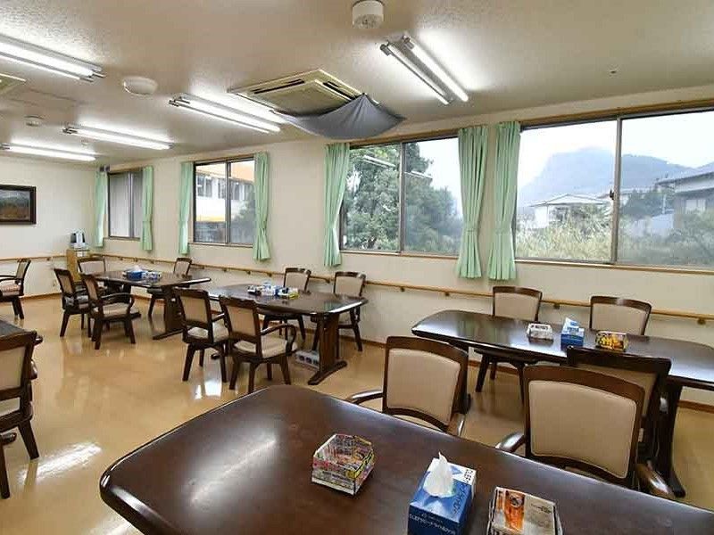 食堂には４人掛けのテーブルが複数並び、大きな窓にはカーテンが付いている。