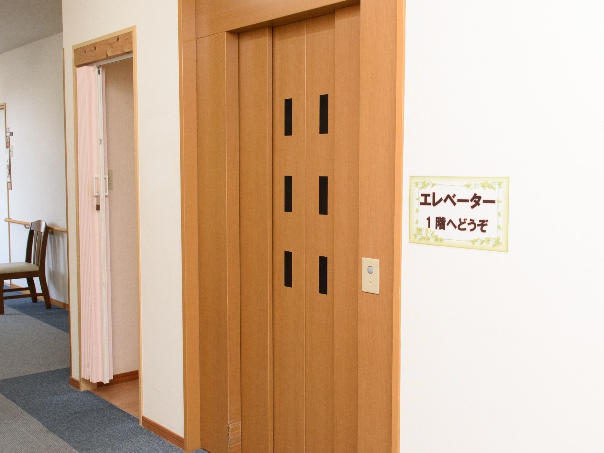 館内には、エレベーターを設置しされている。廊下にはカーペットが敷かれており、手すりが備わった壁の前に椅子が置かれている。