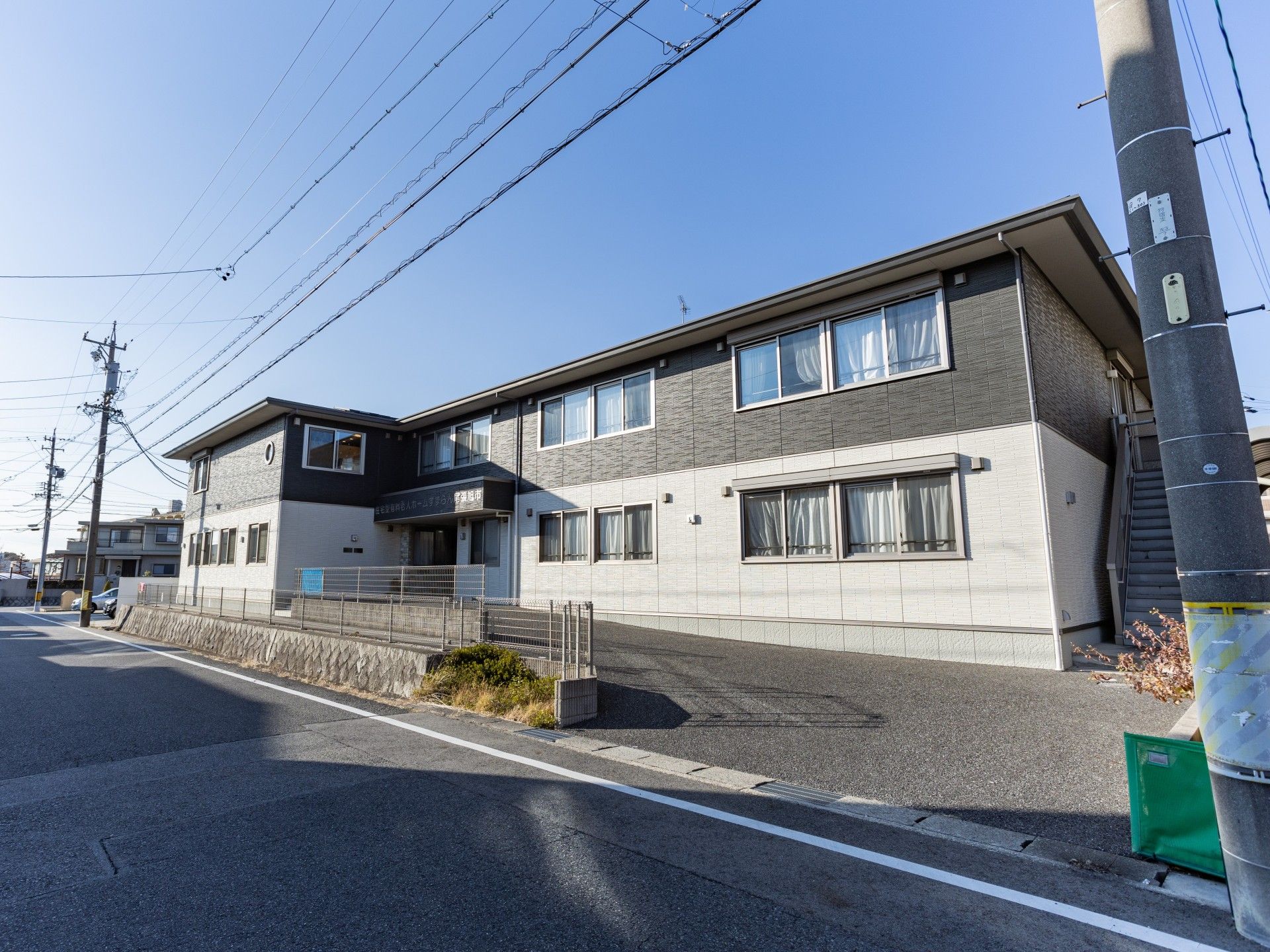 落ち着いた外観の建物