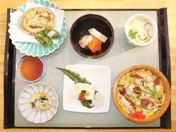 きれいな器に盛られた天ぷらやちらしずし、茶碗蒸しなど。見た目にも気を使った料理。