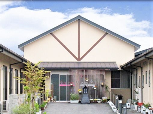 和の雰囲気が漂うホーム。三角屋根が付き、草木が植えられている。