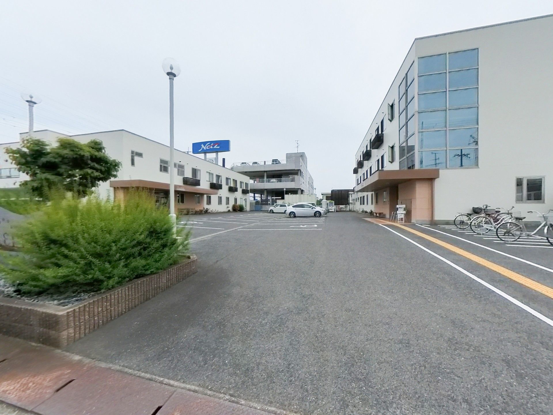 前を指差す高齢女性と後ろで寄り添う女性ヘルパー