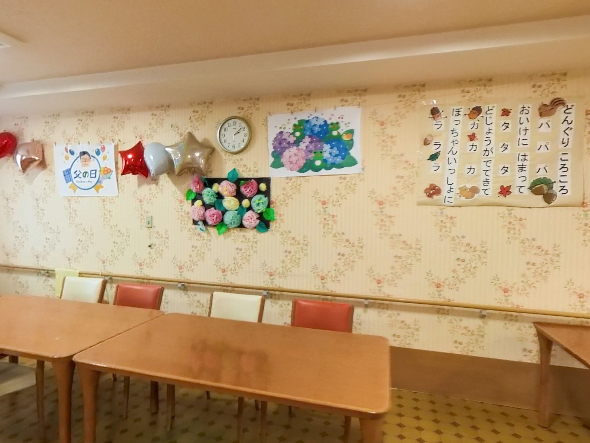 紫陽花の飾り付けがされた共有スペース