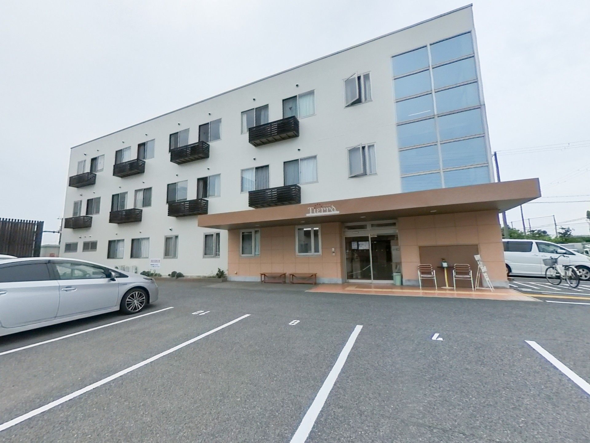 3階建ての介護付き有料老人ホームの外観