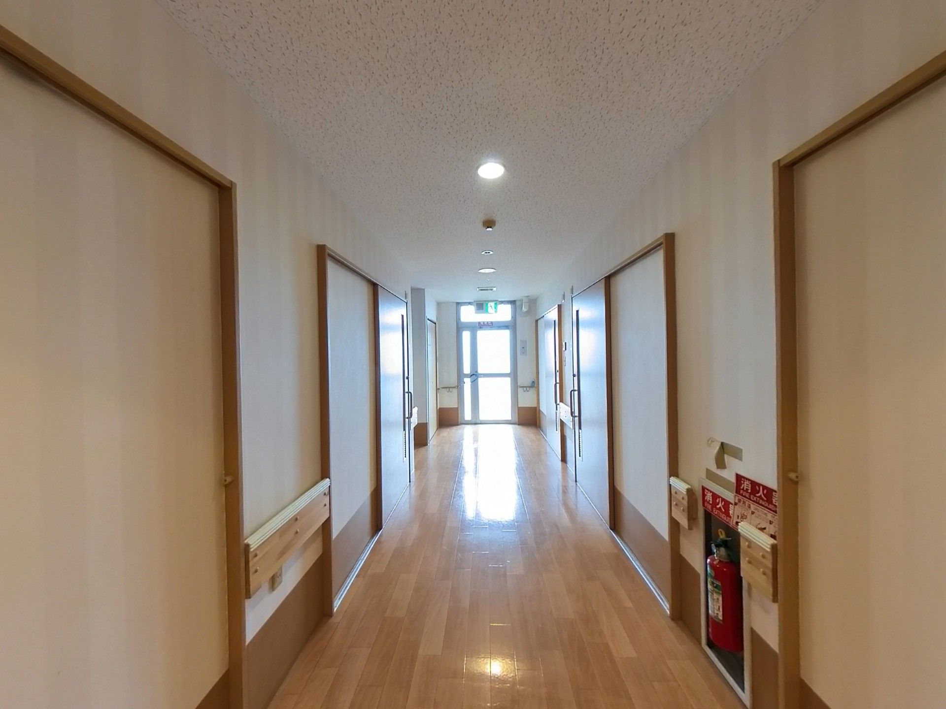 消火器が設置された廊下