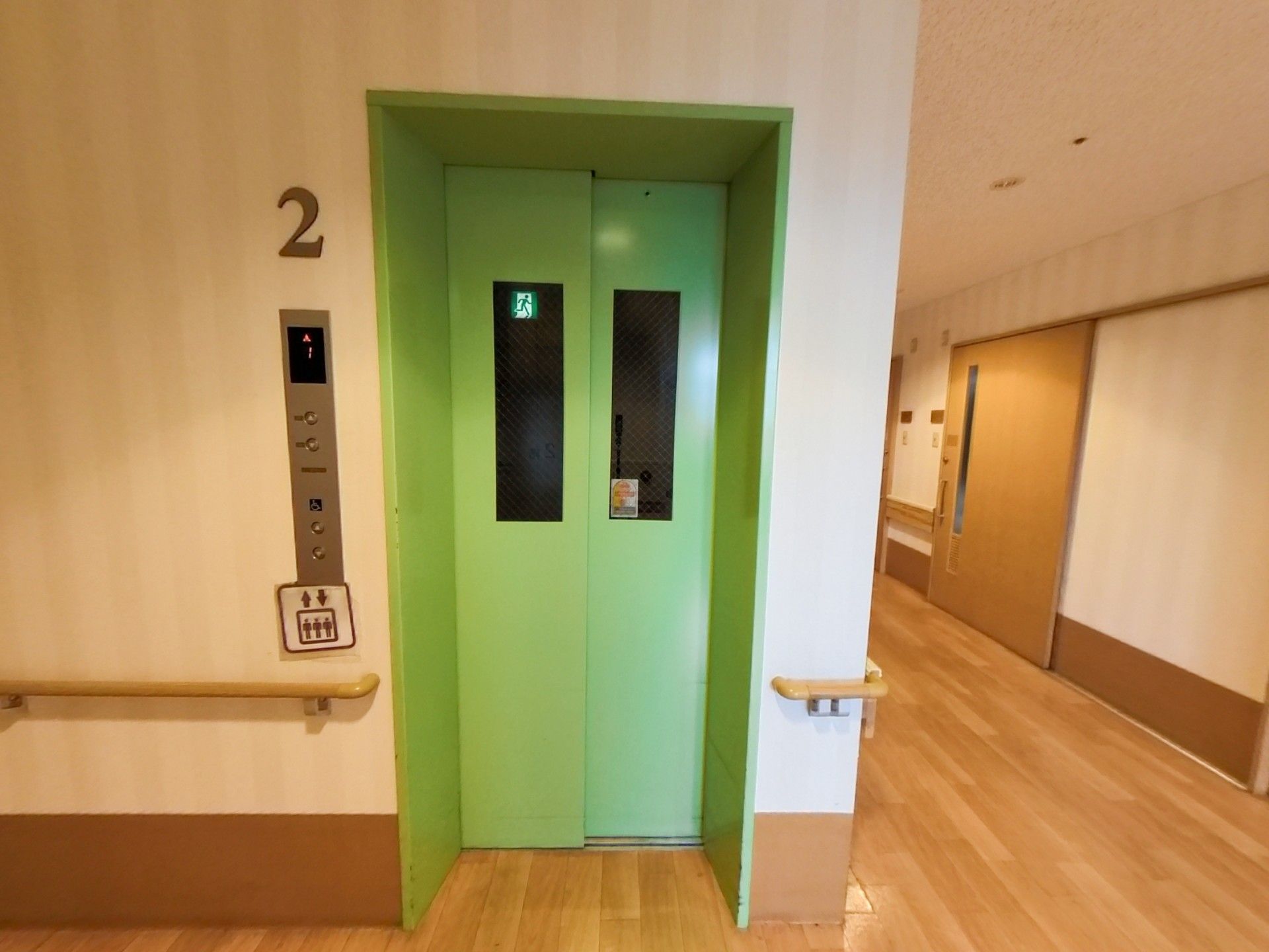 廊下に設置されたエレベーター
